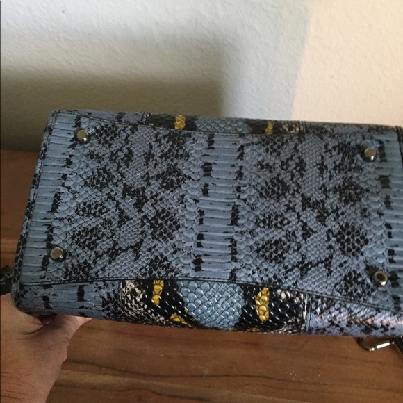 Stunning Coach Crosby - Picture 6 of 10